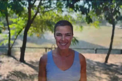 Ana Paula Arósio sorri em cenário ao ar livre durante chamada especial da Globo para a reprise de Terra Nostra