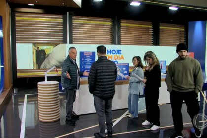 Bastidores do programa Hoje em Dia, com o Dr. Antônio Sproesser e equipe se preparando em frente ao cenário