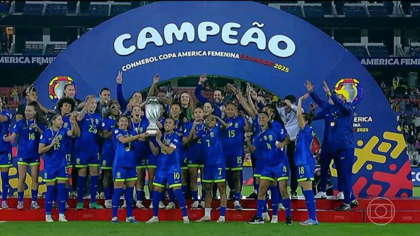 Time da seleção brasileira de futebol feminino levanta taça da Copa América feminina