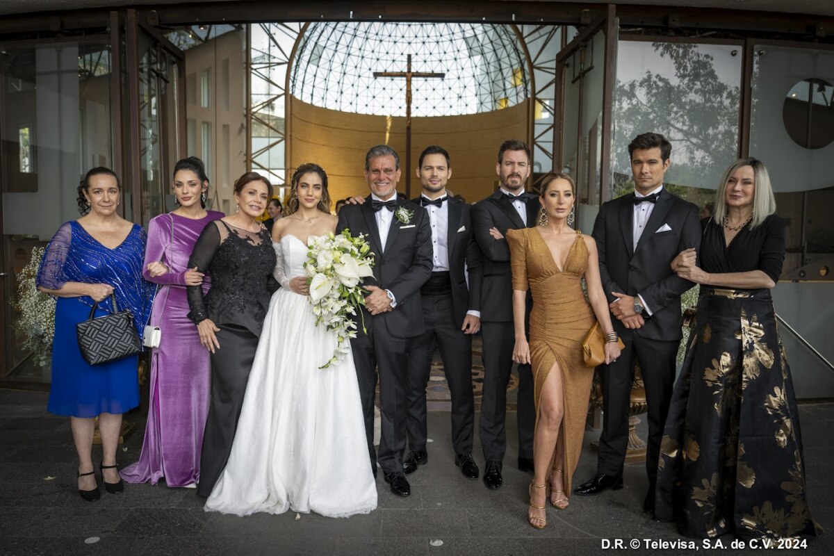 Elenco de As Filhas da Senhora Garcia (SBT) reunido na porta da igreja após o casamento de Mar e Luís, com a noiva ao centro segurando buquê e cercada por familiares e convidados elegantemente vestidos