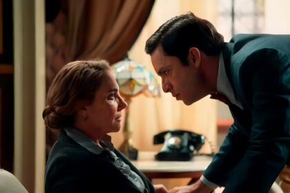 Celso confronta Zulma olhando fixo para ela que está sentada em cena tensa de Êta Mundo Melhor!