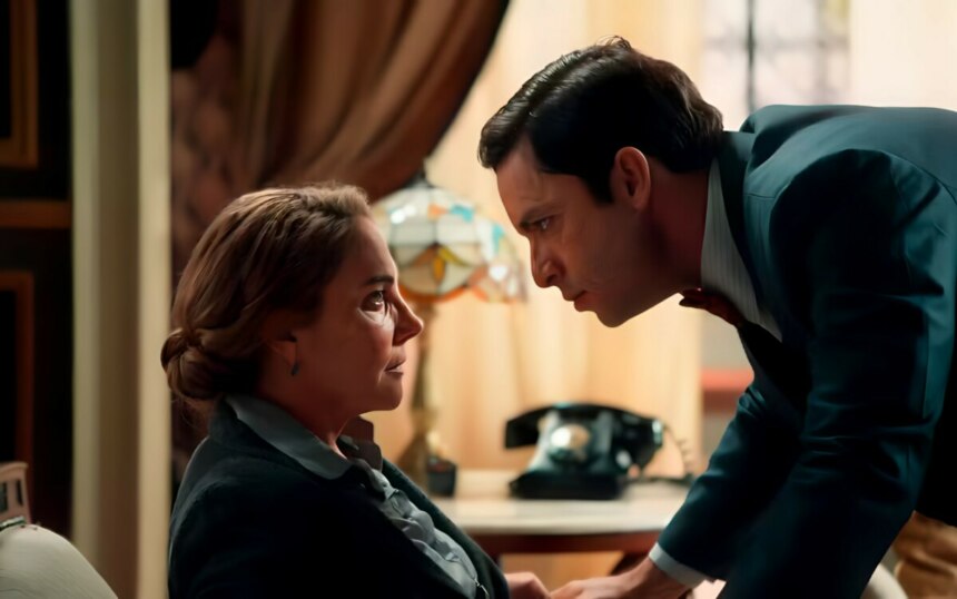 Celso confronta Zulma olhando fixo para ela que está sentada em cena tensa de Êta Mundo Melhor!