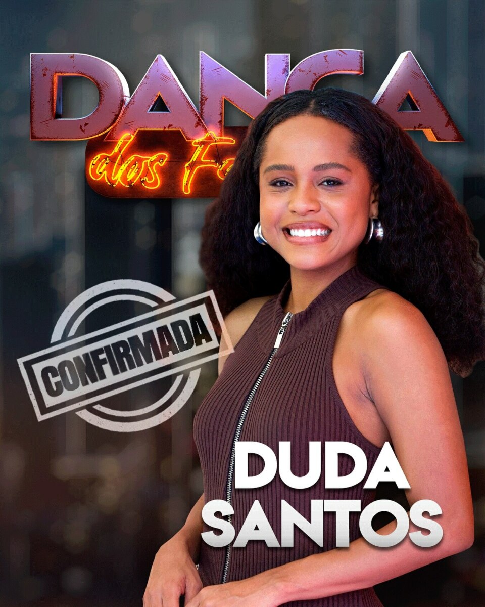 Duda Santos, uma mulher negra sorrindo, de blusa marrom com zíper e argolas prateadas. No fundo, o logo do programa "Dança dos Famosos" aparece iluminado. O nome "DUDA SANTOS" está escrito em letras brancas na parte inferior da imagem, com um selo "Confirmada" logo acima.