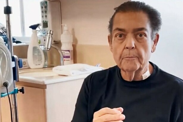 O apresentador Faustão com uma expressão séria, sentado em um quarto de hospital