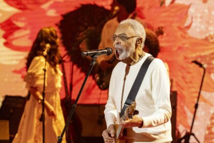 Gilberto Gil canta e toca guitarra no Domingão com Huck, em show da turnê Tempo Rei com banda e cenário vibrante