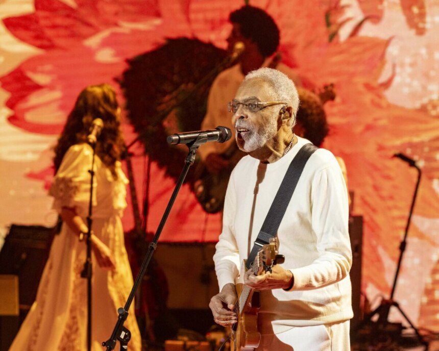 Gilberto Gil canta e toca guitarra no Domingão com Huck, em show da turnê Tempo Rei com banda e cenário vibrante