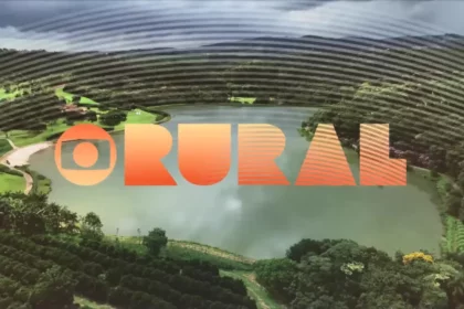 Logo do Globo Rural projetado na frente de um lago, cercado pela mata