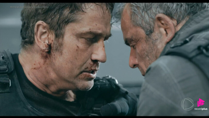 Protagonista do Filme Invasão ao Serviço Secreto olha para o rival que está todo ensanguentado em cena final do longa