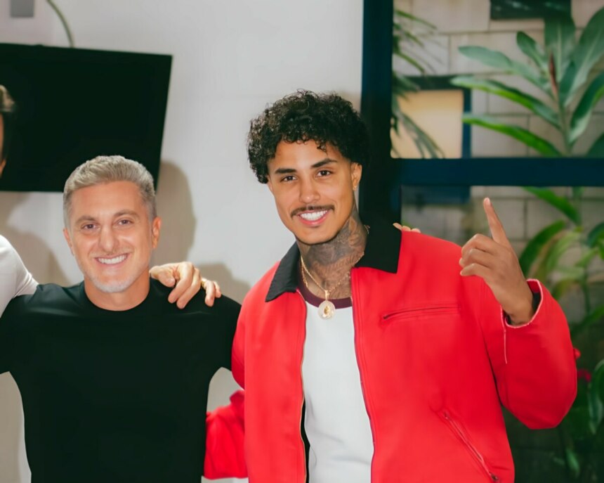 Luciano Huck e Livinho posam lado a lado e sorriem para a câmera nos bastidores da Dança dos Famosos