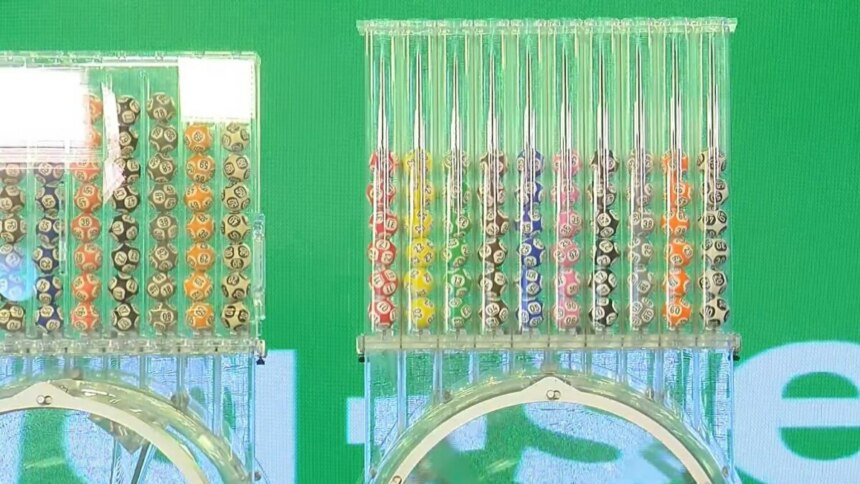Imagem do resultado de um sorteio da Mega-Sena, mostrando bolinhas coloridas com números dentro de tubos de acrílico transparentes