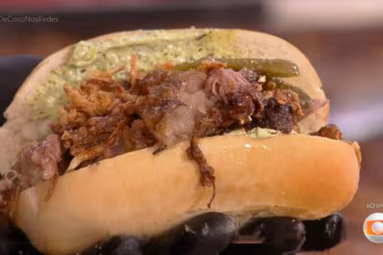 Sanduíche de costela desfiada com maionese de agrião e creme de provolone, exibido no programa É de Casa da TV Globo