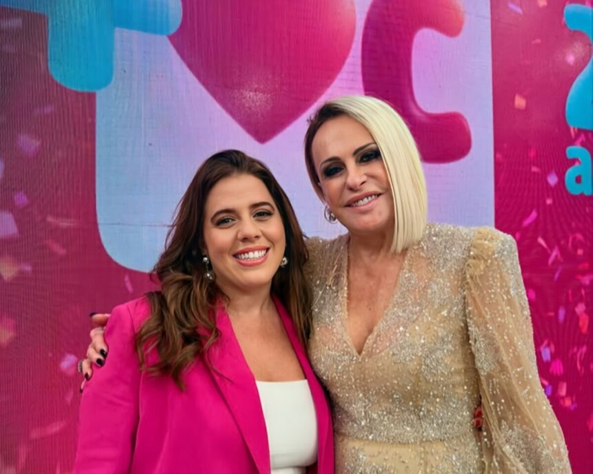 Tati Machado e Ana Maria Braga sorrindo juntas no cenário do Mais Você, com figurinos elegantes.