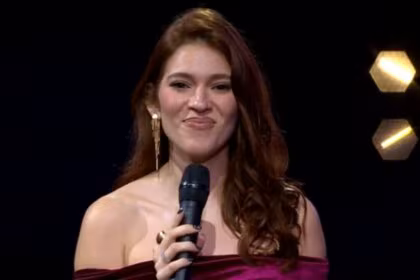 Ana Clara no palco do estúdio do Estrela da Casa