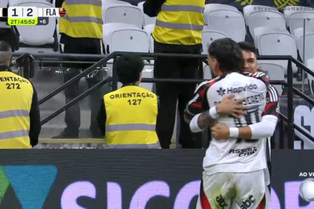 Arrascaeta e Luiz Araújo comemorando Gol no Corinthians x Flamengo, pelo Brasileirão na RECORD