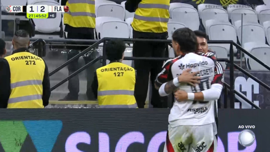 Arrascaeta e Luiz Araújo comemorando Gol no Corinthians x Flamengo, pelo Brasileirão na RECORD
