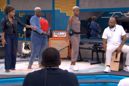 Bea, Camille Vitoria, Sudário e Thainá Gonçalves se apresentando no palco, em trecho do Desafio Musical, no Estrela da Casa