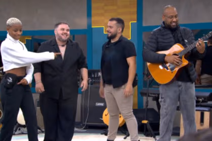 Bea, Hanii, Janício e Sudário se apresentando no palco, em trecho do Desafio Musical, no Estrela da Casa
