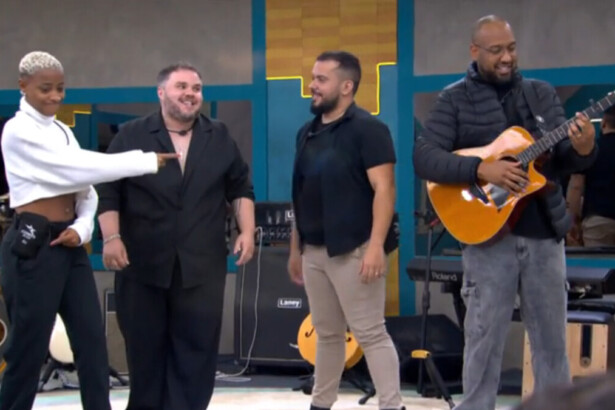Bea, Hanii, Janício e Sudário se apresentando no palco, em trecho do Desafio Musical, no Estrela da Casa