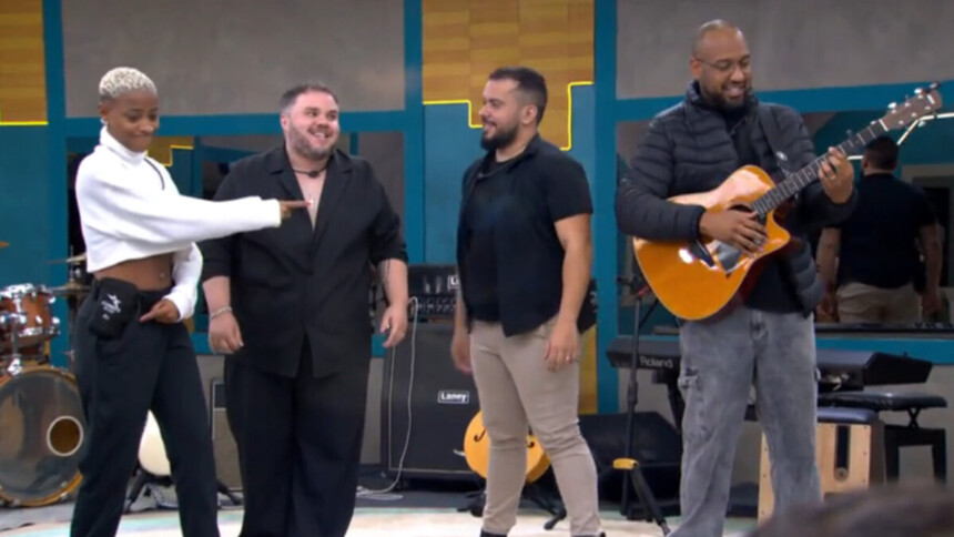 Bea, Hanii, Janício e Sudário se apresentando no palco, em trecho do Desafio Musical, no Estrela da Casa