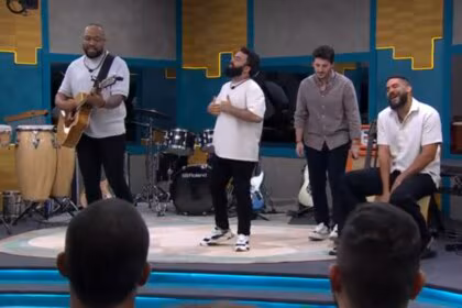 Brenno Casagrande, Daniel Sobral, Gabriel Smaniotto e Sudário se apresentando no palco, em trecho do Desafio Musical, no Estrela da Casa