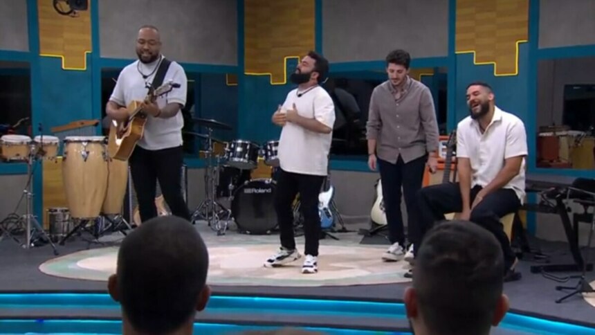 Brenno Casagrande, Daniel Sobral, Gabriel Smaniotto e Sudário se apresentando no palco, em trecho do Desafio Musical, no Estrela da Casa