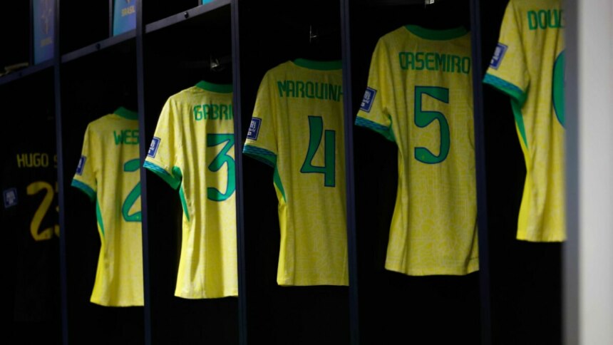 Camisetas da seleção brasileira com números e nomes de jogadores como Marquinhos e Casemiro no vestiário do jogo Brasil x Chile