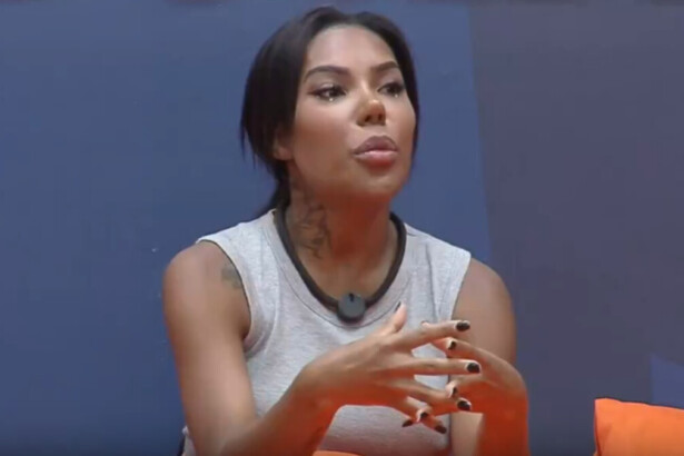Carol Lekker em conversa no quarto de A Fazenda