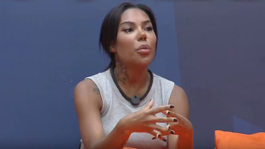 Carol Lekker em conversa no quarto de A Fazenda