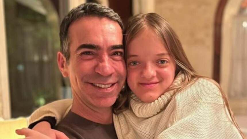 Cesar Tralli e Rafa Justus abraçados e sorrindo. O jornalista e a adolescente posam para uma foto em um momento de carinho familiar.