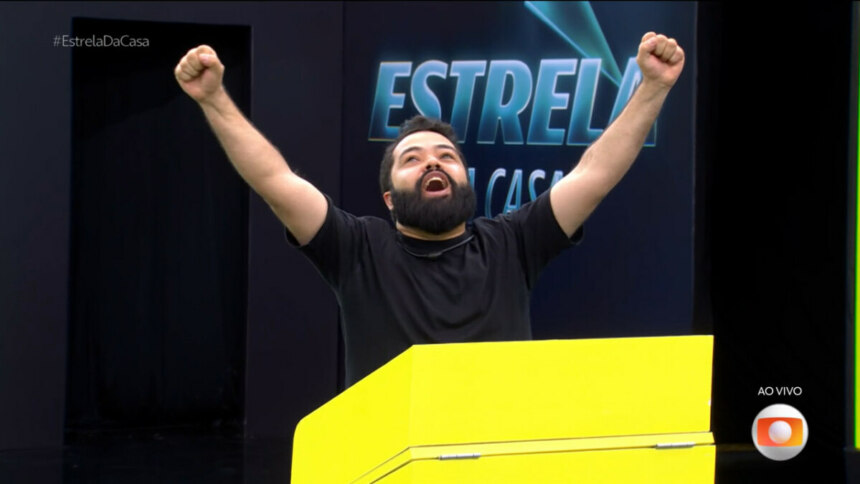 Daniel Sobral levanta os braços e comemora vitória na Prova Dono do Palco do Estrela da Casa 2