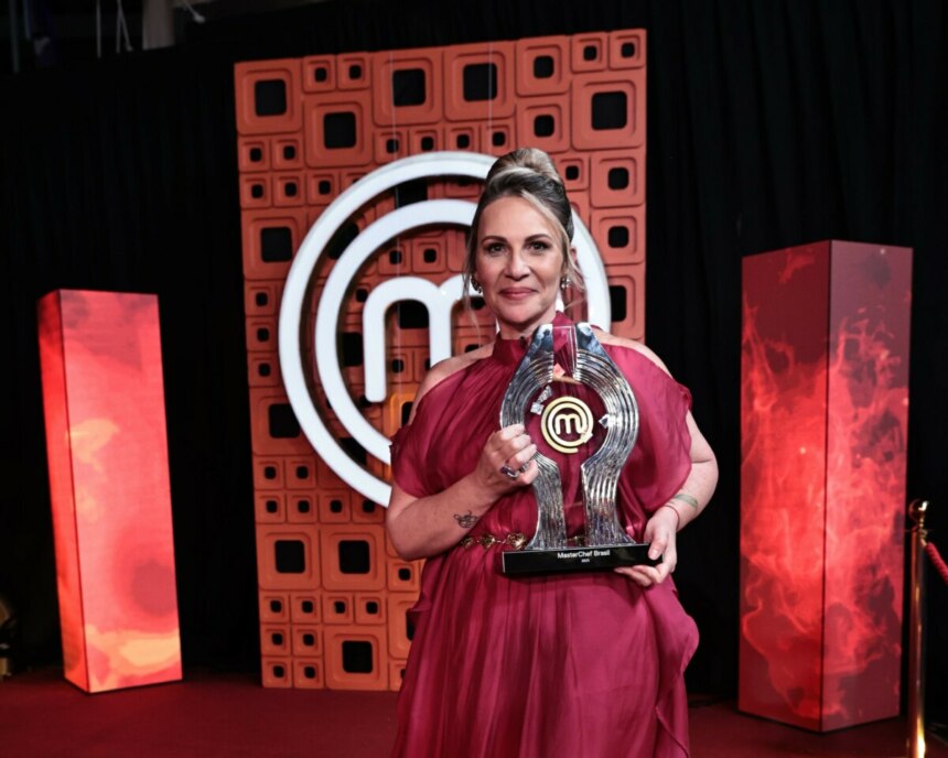 Daniela segura o troféu do MasterChef Brasil 2025 nos bastidores do programa após a final