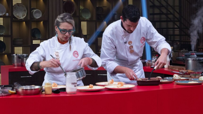 Daniela e Felipe Bruzzi cozinhando em trecho da final do MasterChef