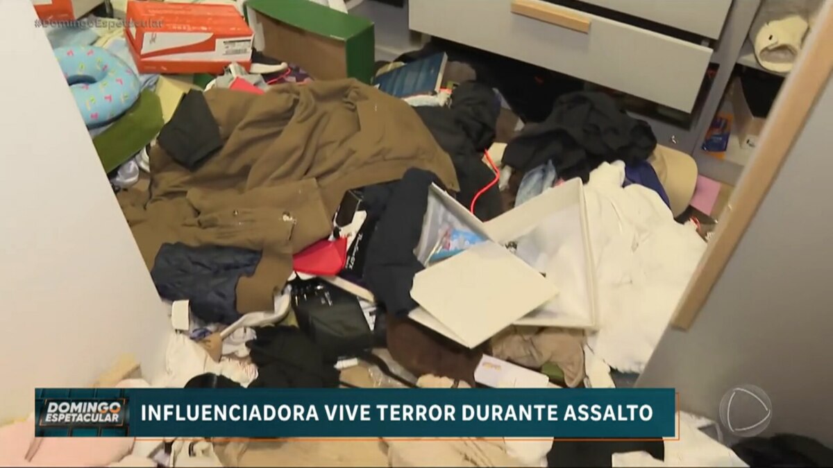 Domingo Espetacular mostrando roupas jogadas no chão da casa da influenciadora Fernanda Campos após assalto 