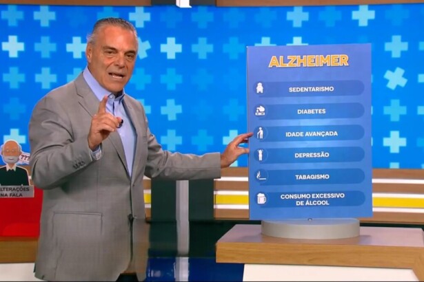 Dr. Antônio Sproesser aponta para quadro com sintomas de Alzheimer no cenário do Hoje em Dia
