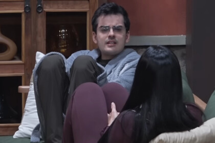 Dudu Camargo, em conversa com Tamires, na área externa de A Fazenda