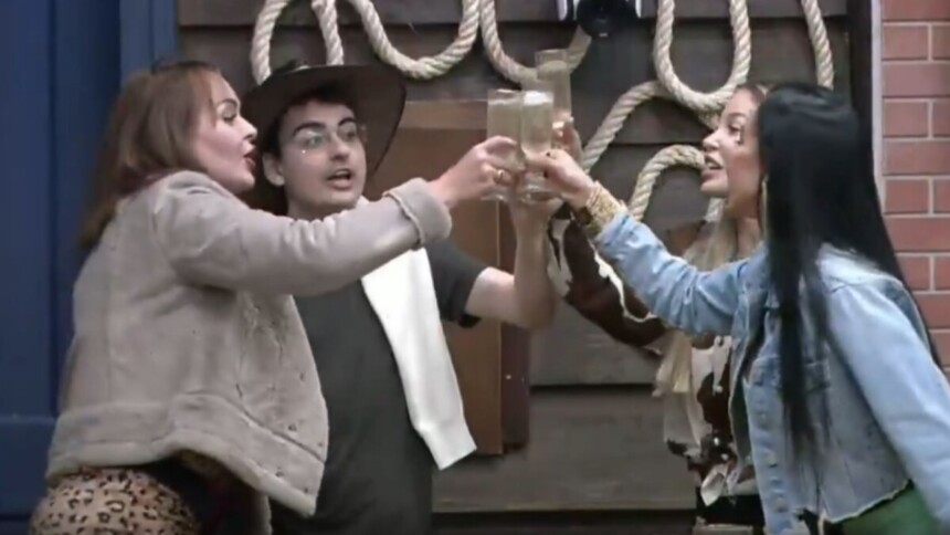 Dudu Camargo brindando com peoas no Rancho do Fazendeiro de A Fazenda