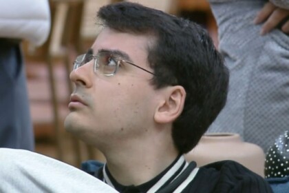 Dudu Camargo com olhar surpreso sentado no sofá da sala de A Fazenda 17