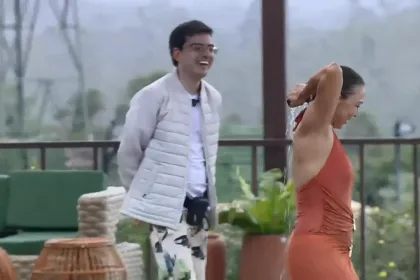 Dudu Camargo olha para Yoná na beira da piscina