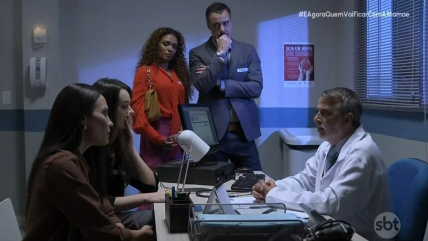 Cena do série "E Agora, Quem Vai Ficar com a Mamãe?", onde um médico fala com um grupo de quatro pessoas, que parecem preocupadas em um consultório.