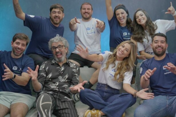 Elenco do Desimpedidos, reunindo, alegre e de braços abertos, em parceria com o R7 e RecordPlus