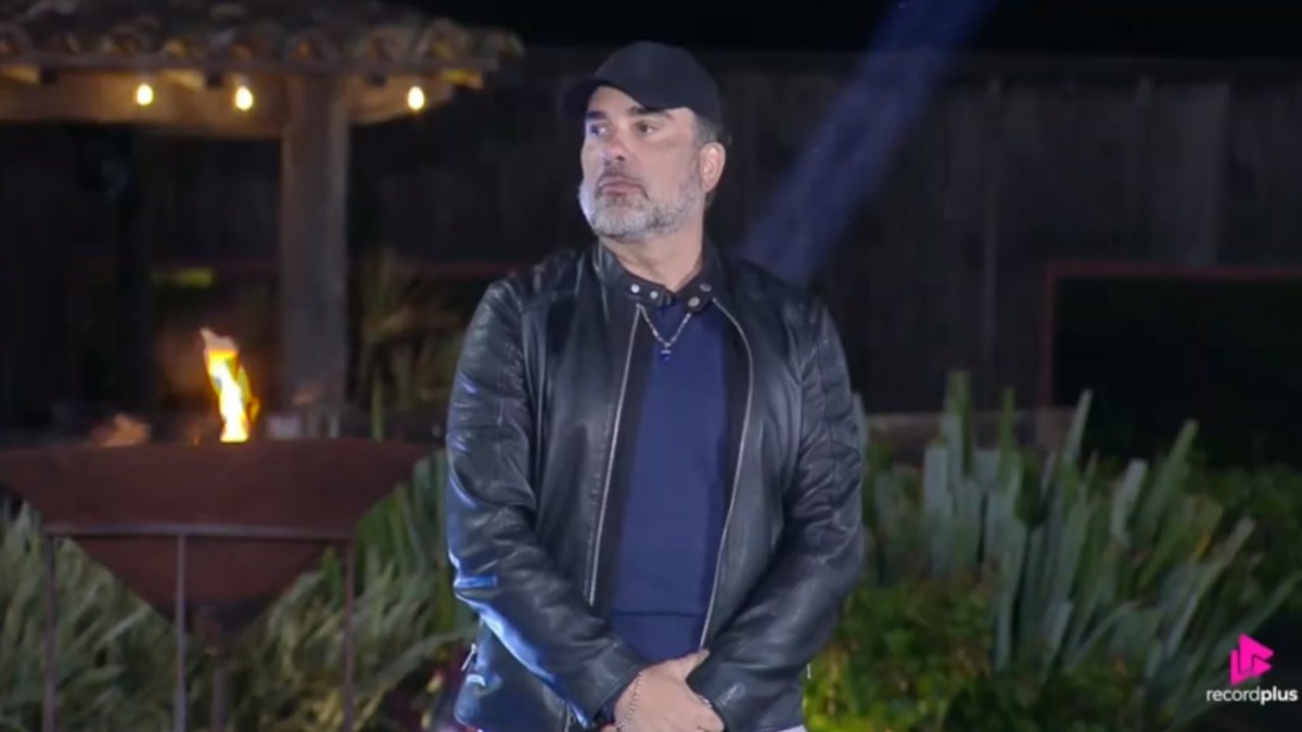 Fabiano em pé olhando para Dudu