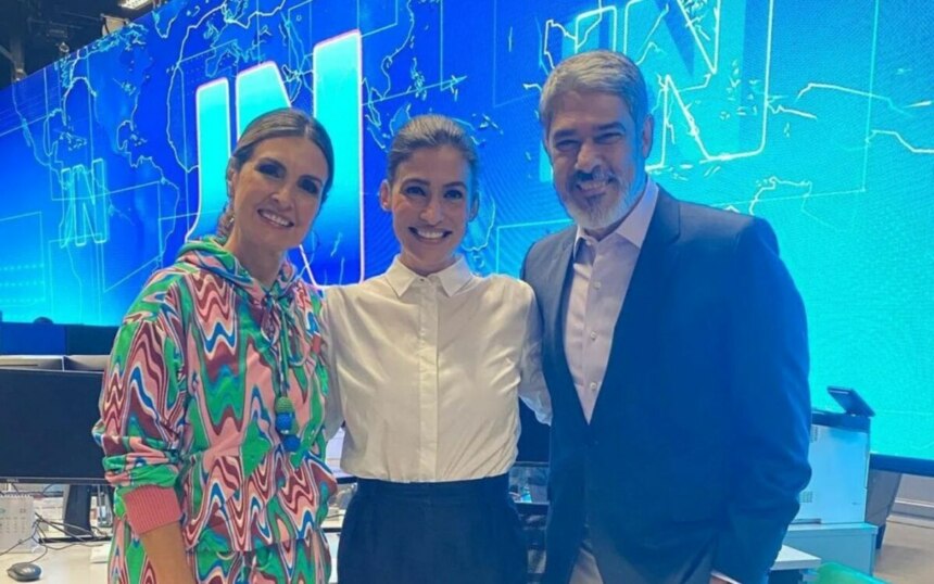 Fatima Bernardes, Renata Vasconcellos e William Bonner abraçados em foto posada nos bastidores do Jornal Nacional