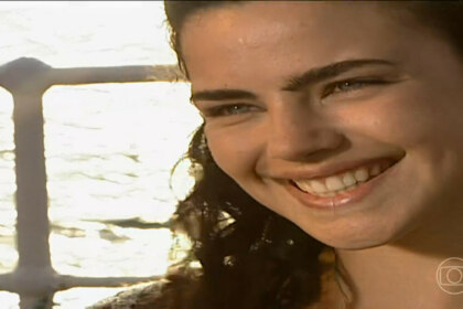 Foco no rosto de Giuliana sorrindo no primeiro capítulo de Terra Nostra