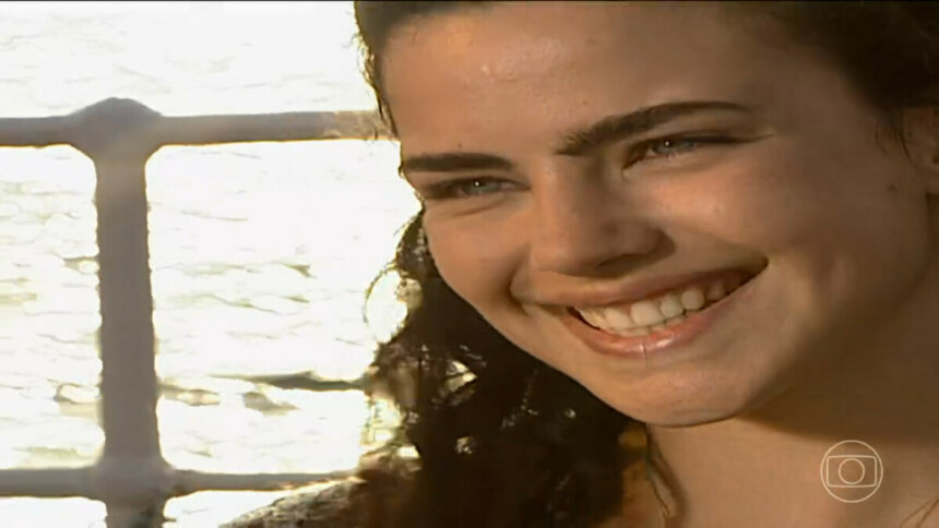 Foco no rosto de Giuliana sorrindo no primeiro capítulo de Terra Nostra