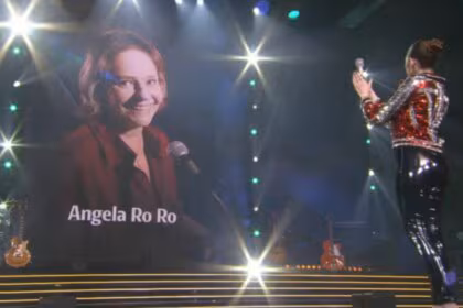 Angelo Ro Ro com imagem exposta no telão sendo aplaudida e homenageada no Estrela da Casa