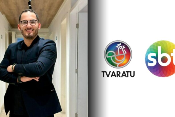 Jamerson Oliveira, diretor do Alô Juca, veste terno preto e está em um corredor. Na montagem está ainda o logo da TV Aratu e do SBT