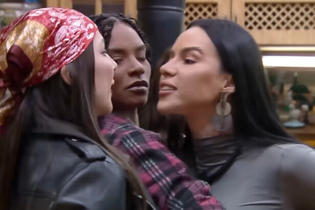 As participantes Martina e Tamires se confrontam em uma briga. Martina, de brincos grandes, se aproxima de Tamires, que usa uma bandana vermelha, com uma expressão séria. Entre elas, uma terceira mulher com tranças observa a discussão em A Fazenda.