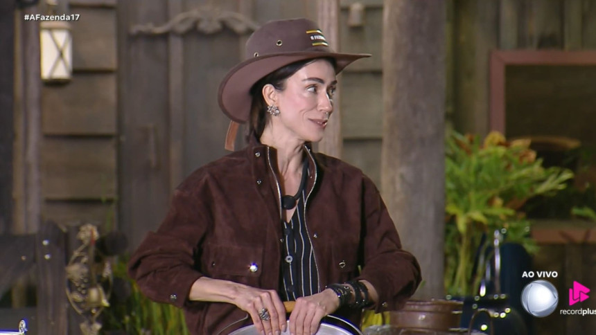 Michelle Barros com chapéu de caubói marrom e jaqueta da mesma cor na seletiva para a Prova do Fazendeiro no reality show A Fazenda 17.