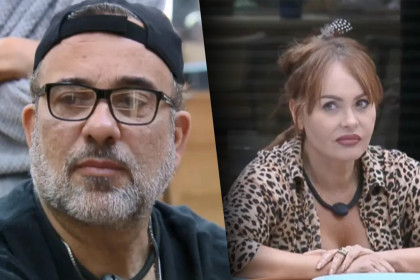 Fabiano Moraes olha para Gaby Spanic na mesa da cozinha de A Fazenda 17