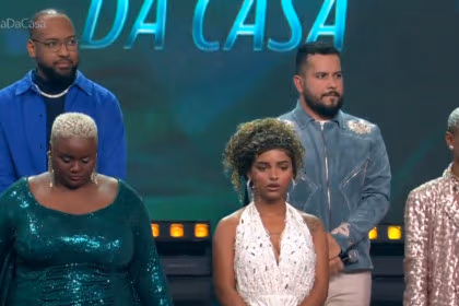 Participantes do Estrela da Casa reunidos e abraçados no palco após as apresentações no quinto Festival